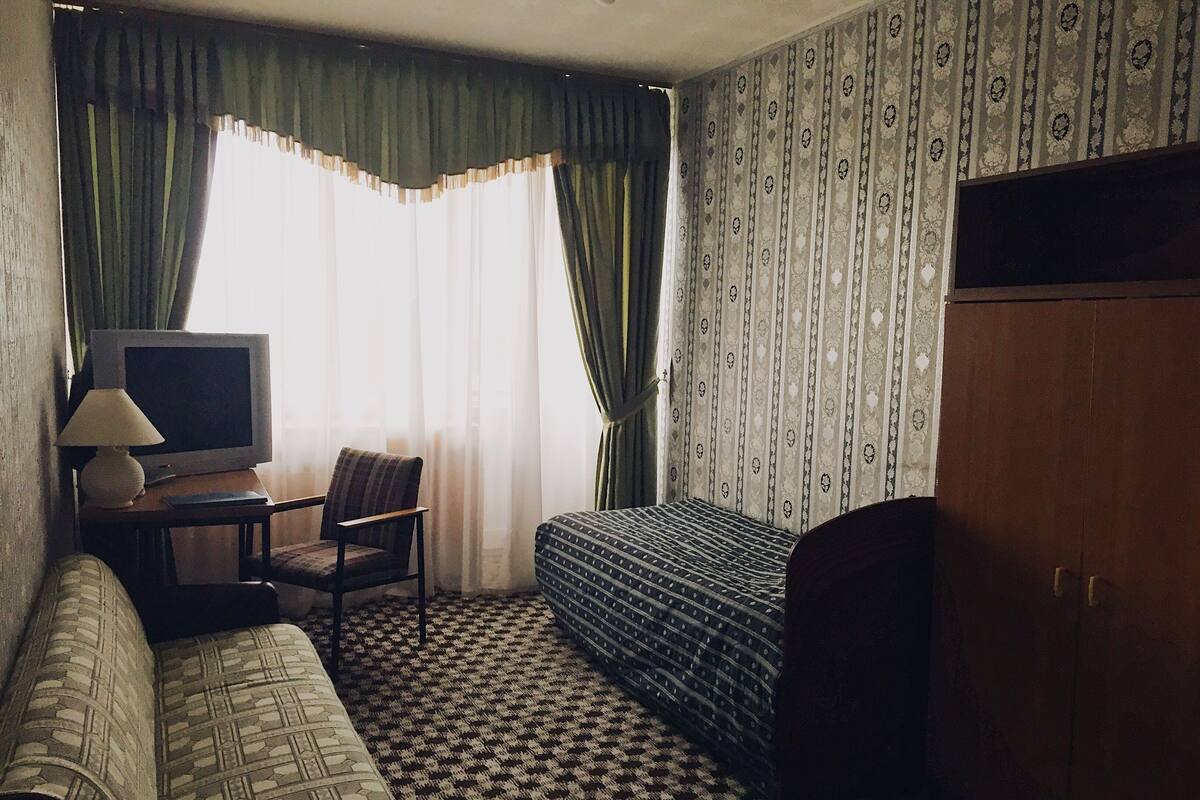 Quarto solteiro econômico | Escrivaninha, quartos à prova de som, ferros/tábuas de passar roupa