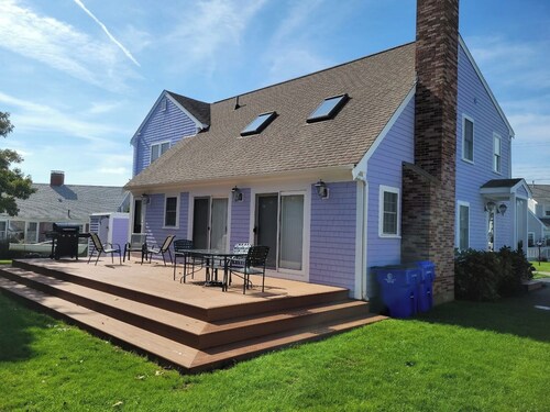 "Barefeet Retreat" ~ A Family House In Bourne With A Lovely Water View