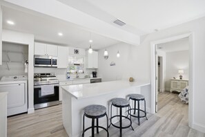 Fridge, microwave, oven, stovetop - Sanibel Dreamin' E101 (Sanibel Island)