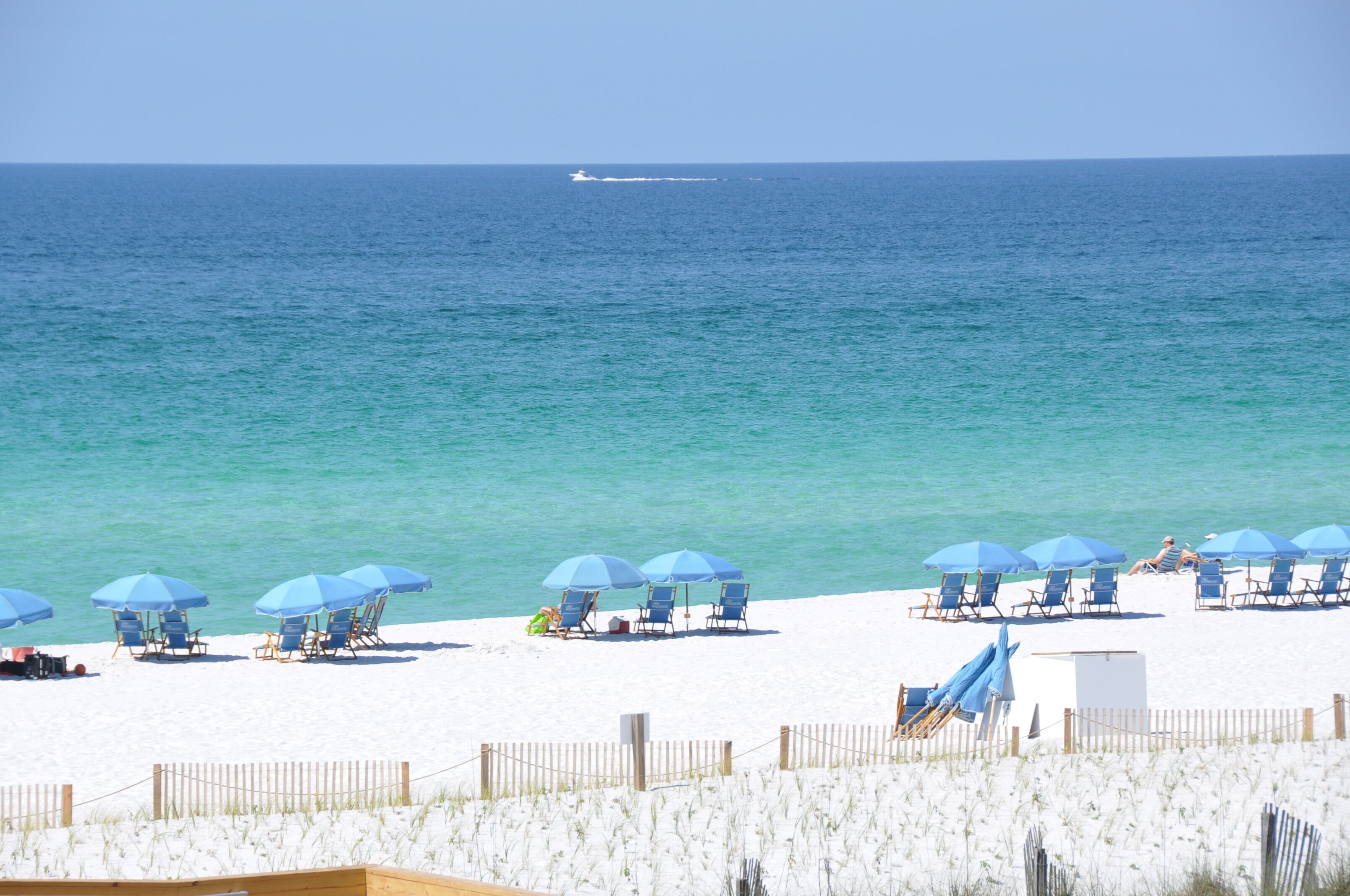 På stranden, solsenger og strandhåndklær
