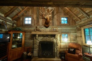 Interior - Creekside 1800's Log Cabin- Dog Lover Paradise! September Special! (Franklin)