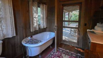 Baignoire, sĂšche-cheveux, serviettes fournies, savon