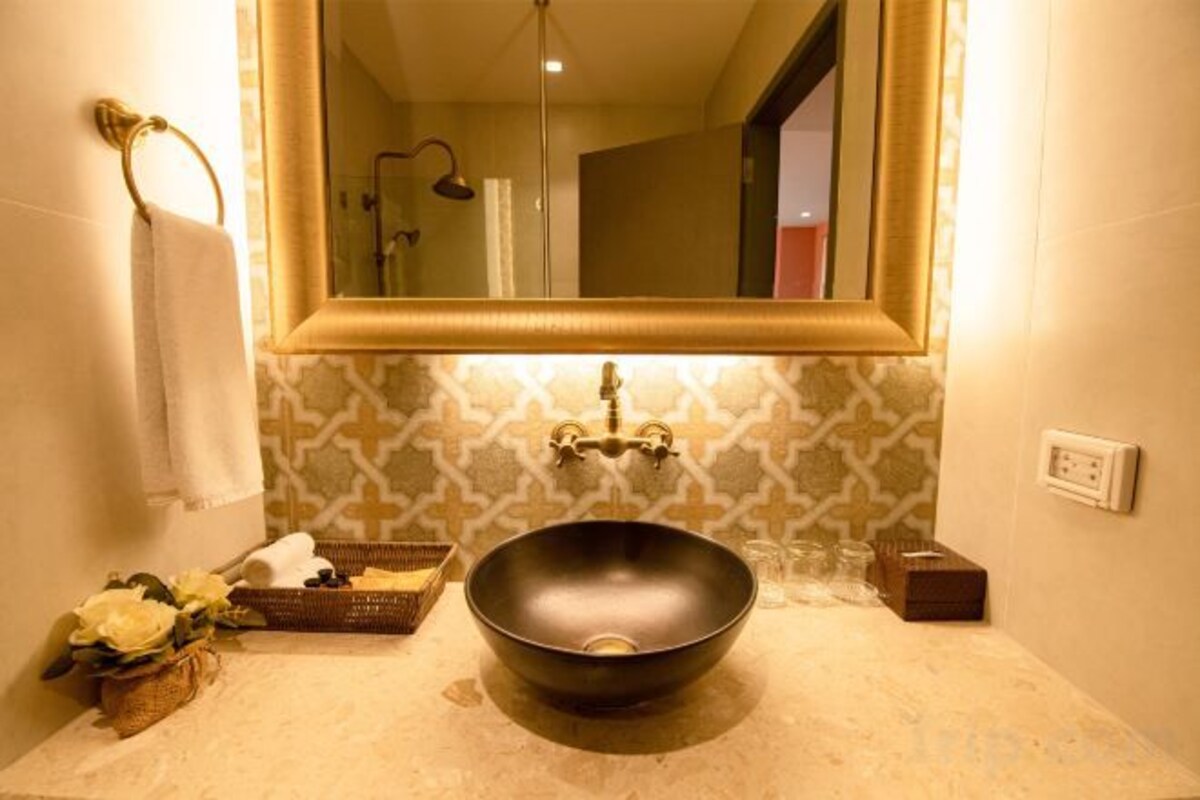 Baño | Secadora de cabello, pantuflas, toallas, jabón