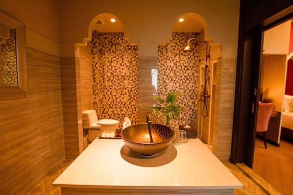 Sultan Suite | Badezimmer | Haartrockner, Hausschuhe, Handtücher, Seife