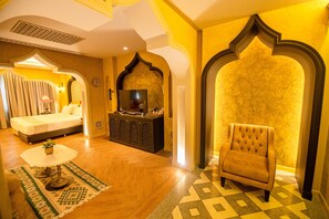 Family Deluxe Room | In-room safe, blackout drapes, free WiFi, bed sheets - Amman Unique Hotel (Udon Thani)