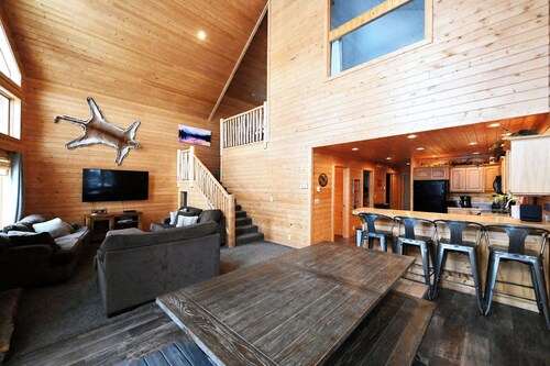 23 Miles to Yellowstone! | Hot Tub | Garage