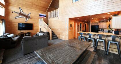 Cozy Cabin w/ Hot Tub Near Yellowstone