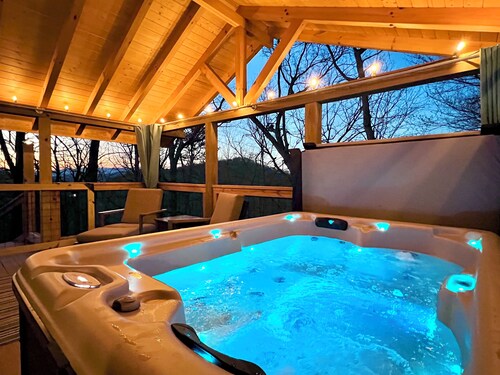 Guests ❤️ this Mountaintop Getaway! Views, 2 Decks, Hot tub, Recliners, Privacy