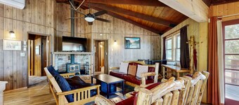 Whimsical dog-friendly cabin with fireplace & deck - close to Yosemite, skiing