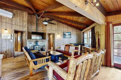 Whimsical dog-friendly cabin with fireplace & deck - close to Yosemite, skiing