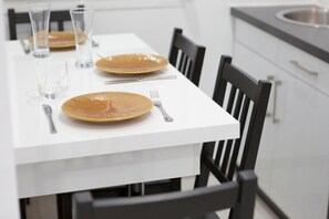 Apartment, 1 Schlafzimmer | Essbereich im Zimmer