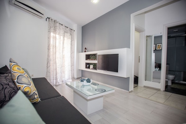 Appartement, 1 chambre | Salle de séjour | Téléviseur connecté de 42 po avec télévision par câble, téléviseur