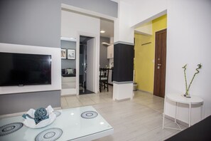 Apartment, 1 Schlafzimmer | Wohnzimmer | 42-Zoll-Smart-TV mit Kabelempfang, Fernseher