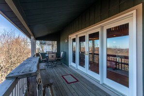 Outdoor dining - Antlers Lodge - Mountain Views, Hot Tub, Fire pit, Ping Pong table (Blowing Rock)