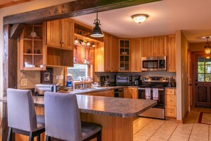 Fridge, microwave, oven, stovetop - Antlers Lodge - Mountain Views, Hot Tub, Fire pit, Ping Pong table (Blowing Rock)