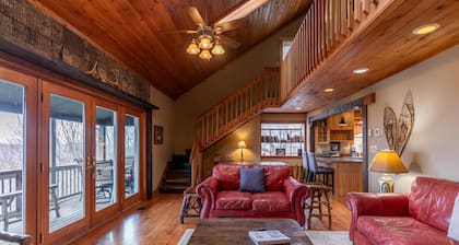 Antlers Lodge: Views | Hot Tub | Fire Pit | Ping Pong | 5min to Blowing Rock