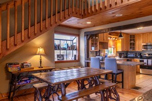 Dining - Antlers Lodge - Mountain Views, Hot Tub, Fire pit, Ping Pong table (Blowing Rock)