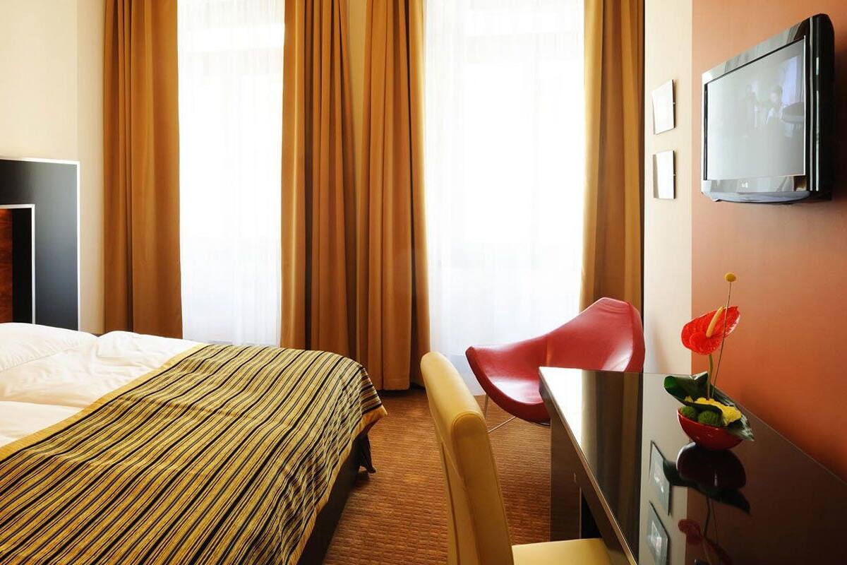 Habitación doble | Tabla de planchar con plancha, wifi gratis y ropa de cama 