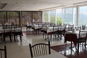 Free daily buffet breakfast - Harbiye Sara Hotel (Defne)