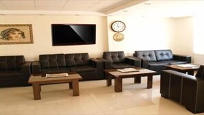 Lobby sitting area - Harbiye Sara Hotel (Defne)