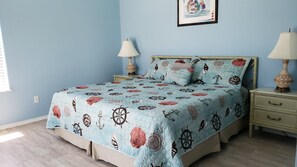 5 chambres, bureau, fer et planche à repasser, lit de bébé portatif