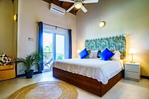 2 habitaciones, escritorio y tabla de planchar con plancha