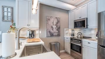 雪櫃、微波爐、焗爐、爐具