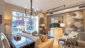 智能電視、DVD 播放機、音響