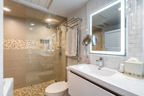 Suihku, hiustenkuivaaja, lämmitetyt lattiat, pyyhkeet