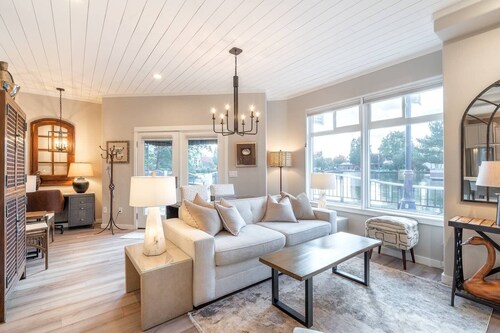 LAKESIDE URBAN INN . . . truly a HIDDEN GEM on the LAKE in Downtown Tualatin!!!