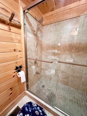 Ensemble douche/baignoire, sèche-cheveux, serviettes fournies, savon