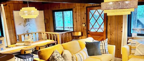 Fernseher, Kamin, DVD-Player, Videothek