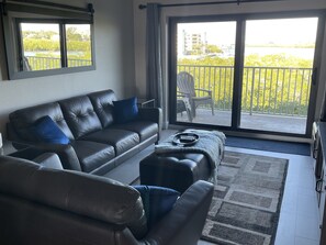 Smart TV, DVD player, books, video library - Gulf and Intercoastal Views, Sleeps 5 Beach just steps across the street! (Indian Shores)