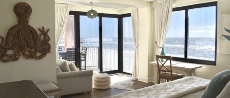 2 quartos, escrivaninha, ferros/tábuas de passar roupa