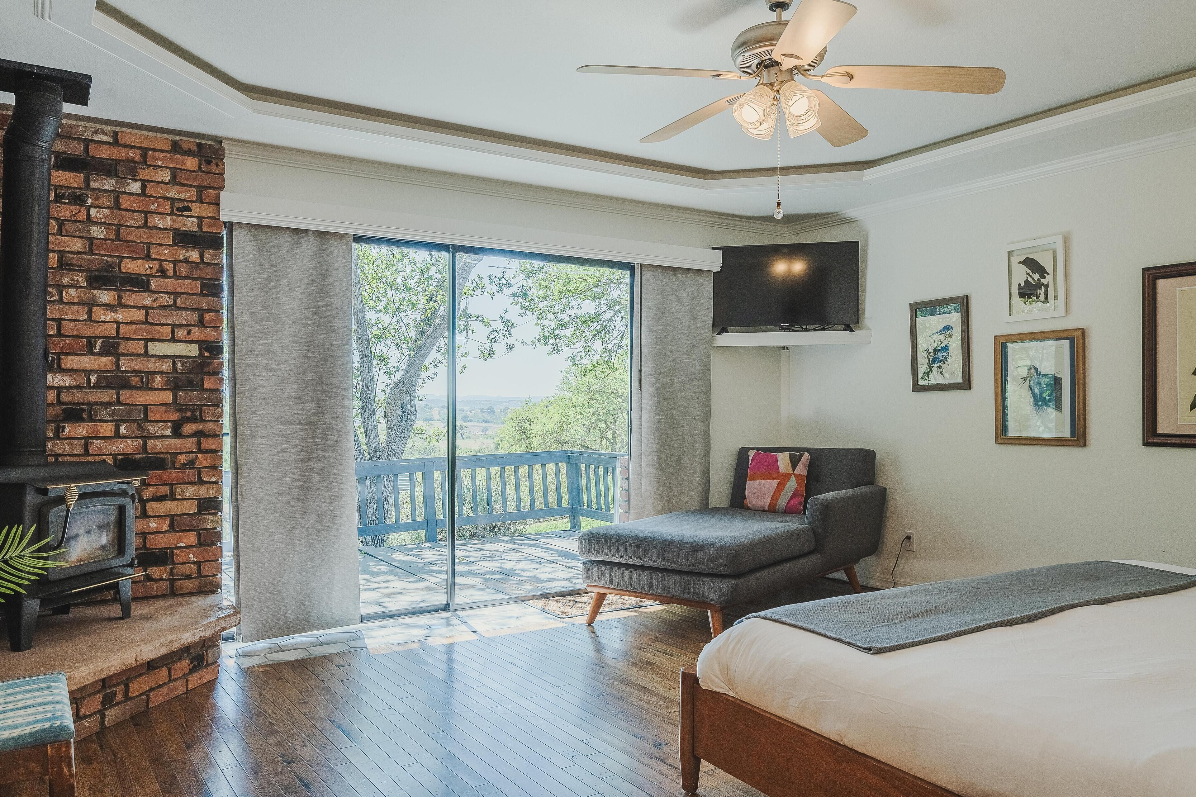 4 bedrooms, iron/ironing board, internet, bed sheets