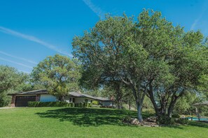 Exterior - Ranch House Estate - Hilltop ranch house — pool, tennis, vineyard views, 4 bed / 2.5 bath (Paso Robles)