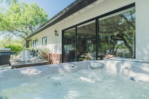 Outdoor dining - Ranch House Estate - Hilltop ranch house — pool, tennis, vineyard views, 4 bed / 2.5 bath (Paso Robles)