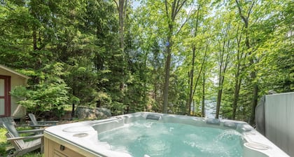 Vesi taivaalla - Lakefront Pet Friendly Home, jossa on poreallas