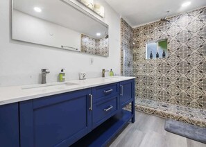 Ducha, artículos de higiene personal gratuitos, secador de pelo y champú
