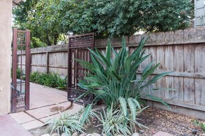 Property grounds - Sequoia Parks, Coast, Wineries, Skiing All Day Trips from comfortable apt (Visalia)