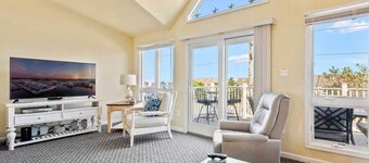Steps to Bethany Beach, Kayak Bay access, crabbing, pool, and beautiful views