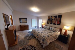 2 slaapkamers, een strijkplank/strijkijzer, gratis wifi, beddengoed