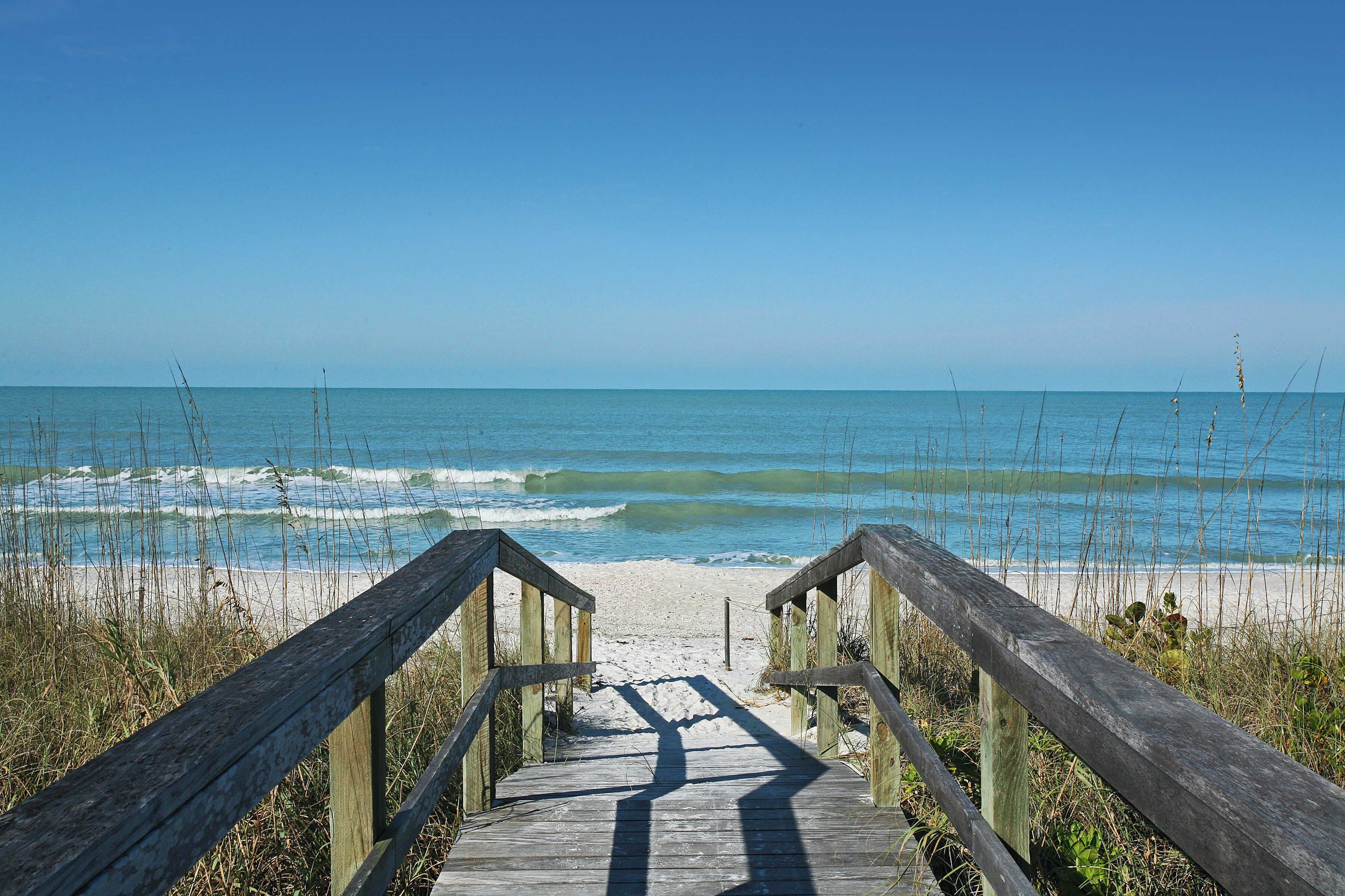 Walk to Naples Beach, Pet Friendly 3BR 2BA Penthouse, Immaculate, Free Wi-FI