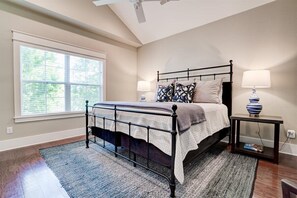 4 habitaciones, escritorio y tabla de planchar con plancha 