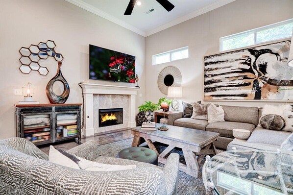 Smart TV, chimenea, libros y oficina 