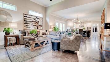 Smart TV, lareira, livros, escritórios