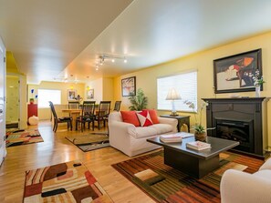 Een smart-tv, een open haard, videogames en een dvd-speler