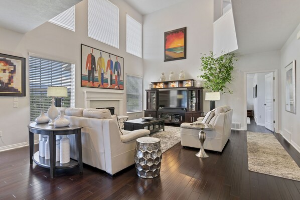 Téléviseur connecté, foyer, jeux vidéo, lecteur de DVD