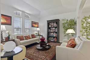 Een smart-tv, een open haard, videogames en een dvd-speler