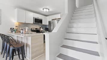 Een koelkast, een magnetron, een oven, een kookplaat